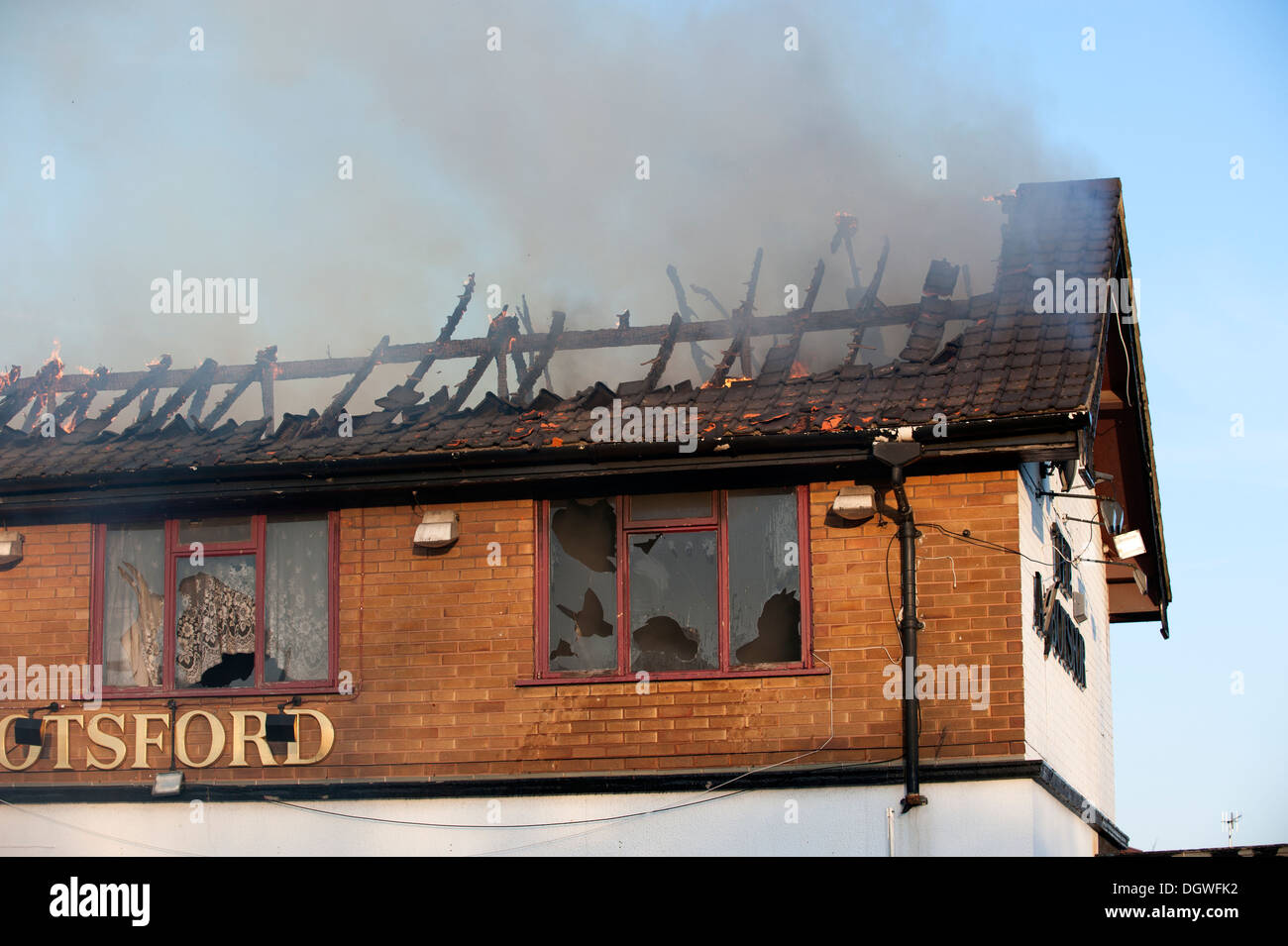 Heruntergekommenen Pub Wirtshaus Dach auf Feuer Brandstiftung Stockfoto