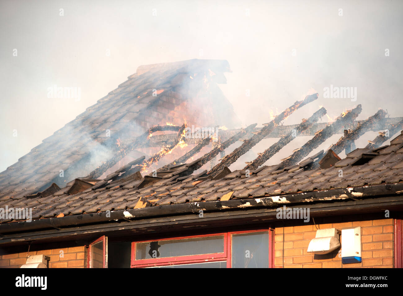 Heruntergekommenen Pub Wirtshaus Dach auf Feuer Brandstiftung Stockfoto