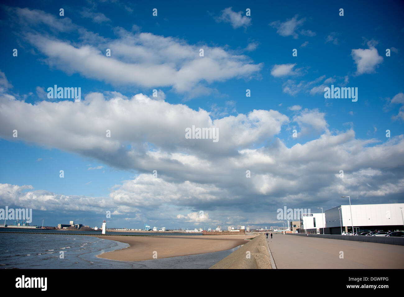 Seaside Resort strahlend blauen Himmel Sommerwolken Stockfoto