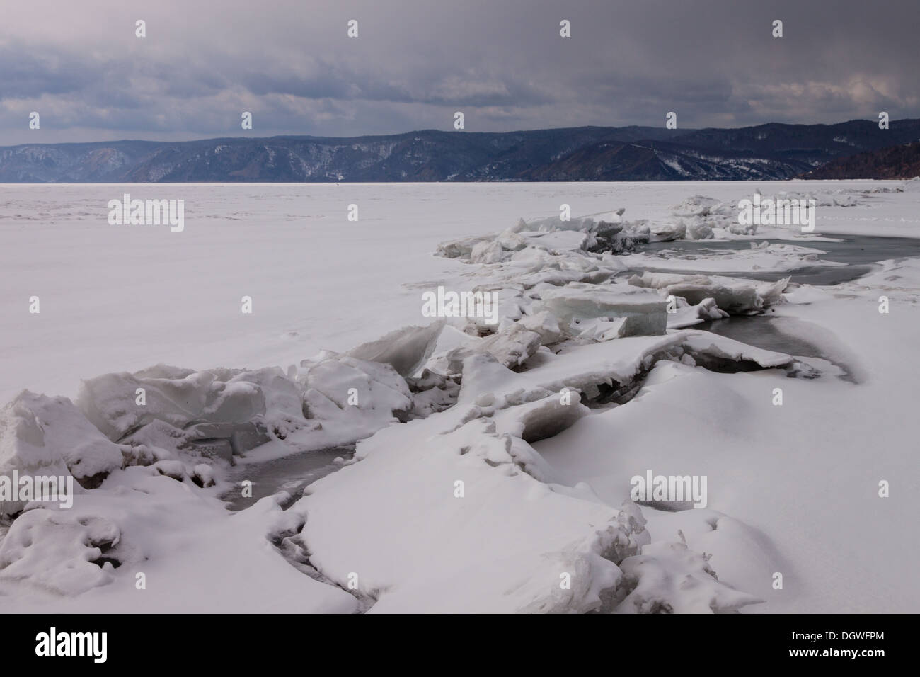 Gestoßenem Eis am Ufer des Baikalsees Stockfoto