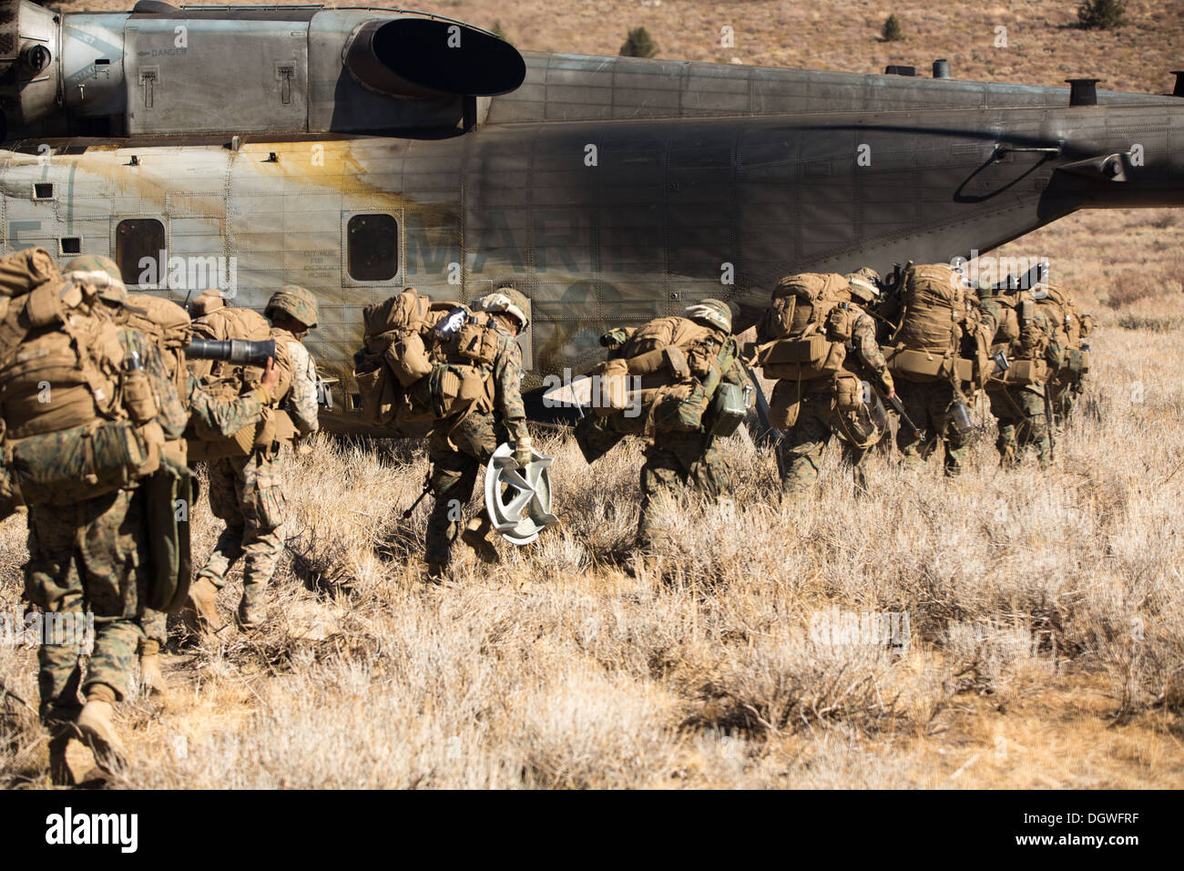 US-Marines vom 1. Bataillon, 5. Marineregiment (1/5), 1. Marineabteilung aus Camp Pendleton, Kalifornien an Bord eine CH-53E Super Stockfoto