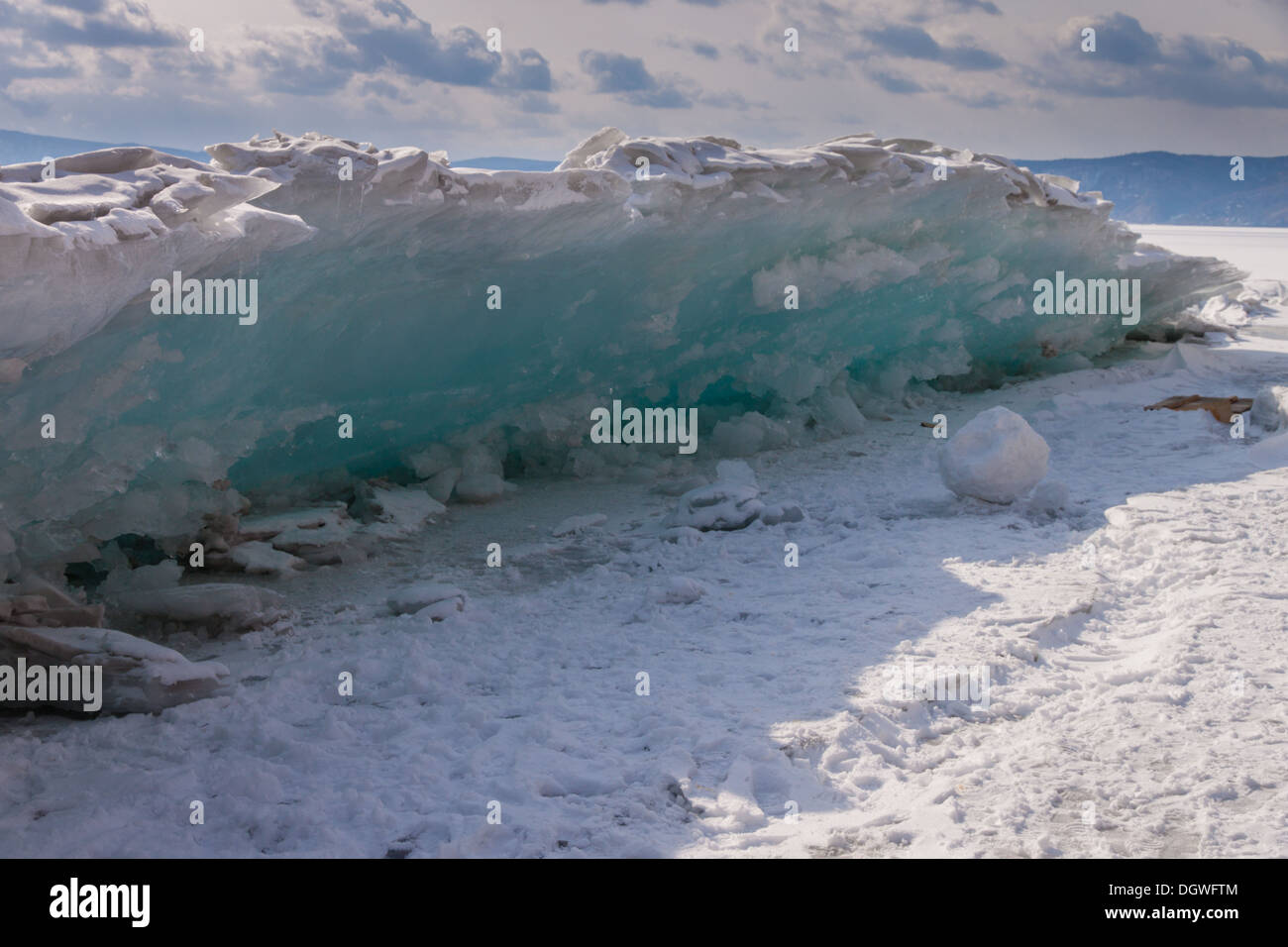 Eis-Stoß am Ufer des Baikalsees Stockfoto
