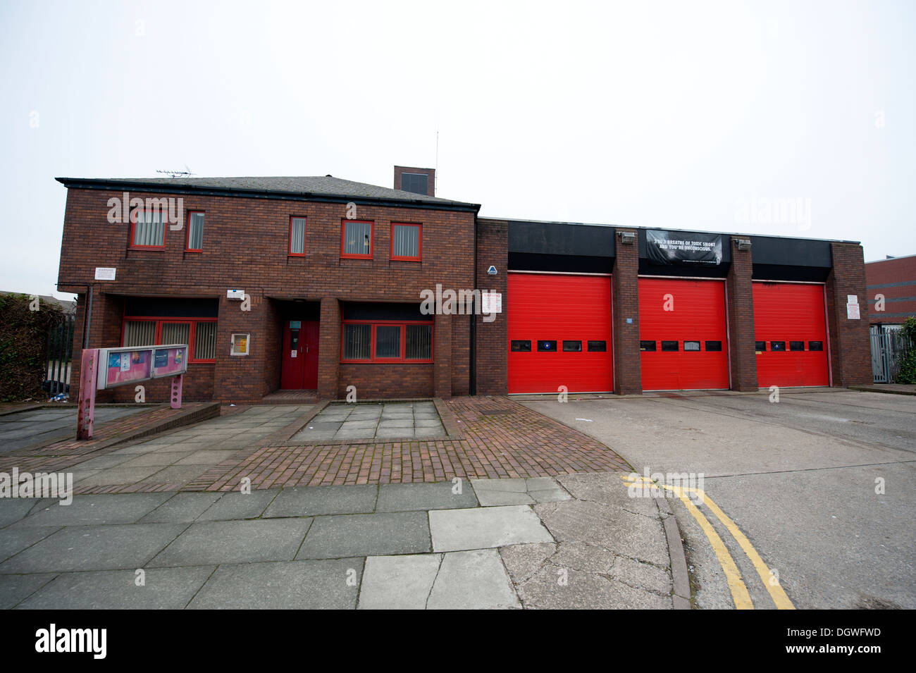 Brand Station House UK 3 drei rote Türen Stockfoto