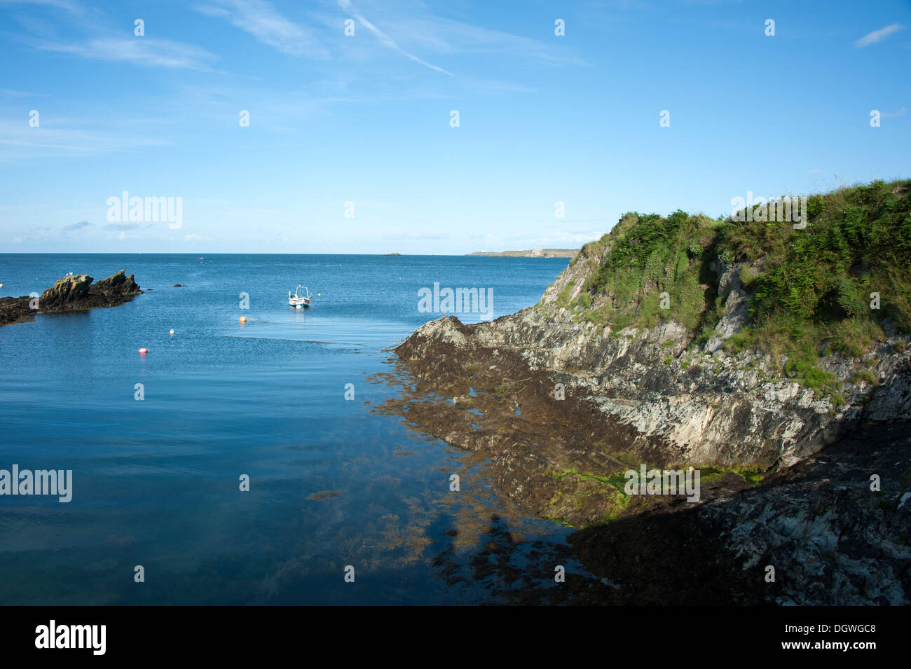 Blauer Himmel ruhiges Wasser Bull Bay Anglesey North Wales UK Stockfoto