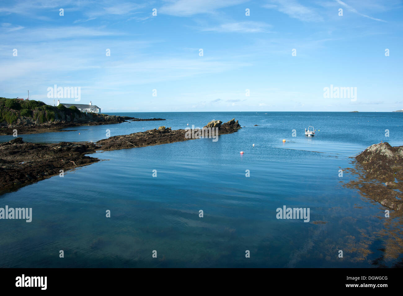 Blauer Himmel ruhiges Wasser Bull Bay Anglesey North Wales UK Stockfoto
