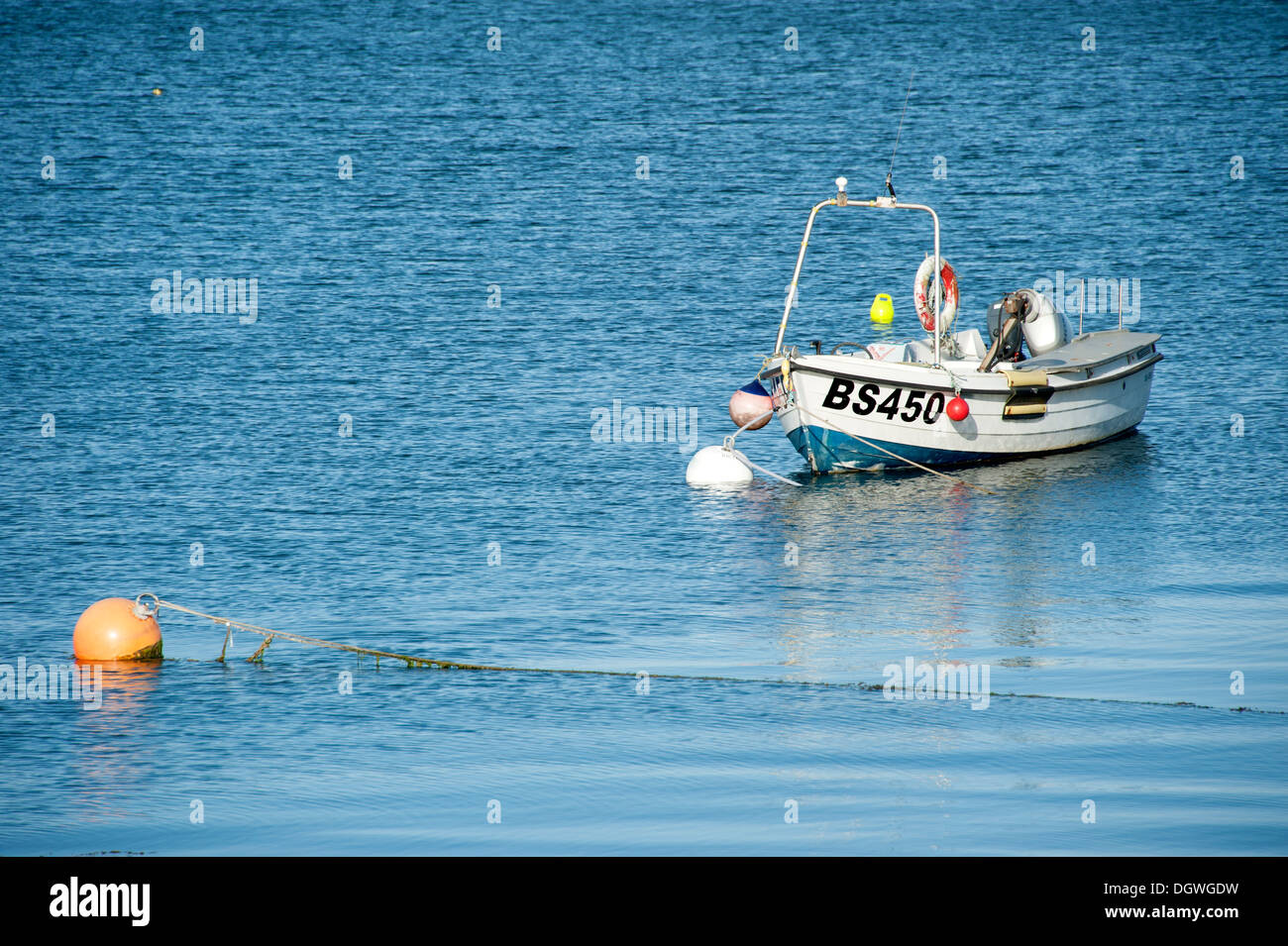 kleines Fischerboot auf ruhige blaue Meerwasser Stockfoto