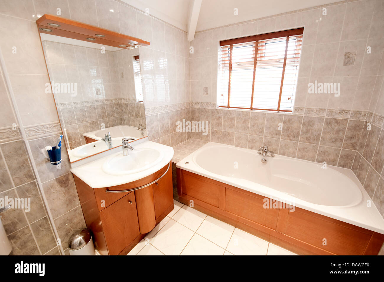 Modernes Haus Bad Zimmer Bad Badewanne Waschbecken im Badezimmer Stockfoto