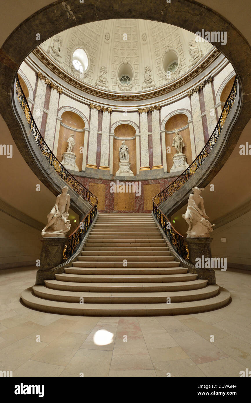 Berlin. Deutschland. Bode-Museum. Ovale Treppenhaus der kleinen Kuppel. Stockfoto