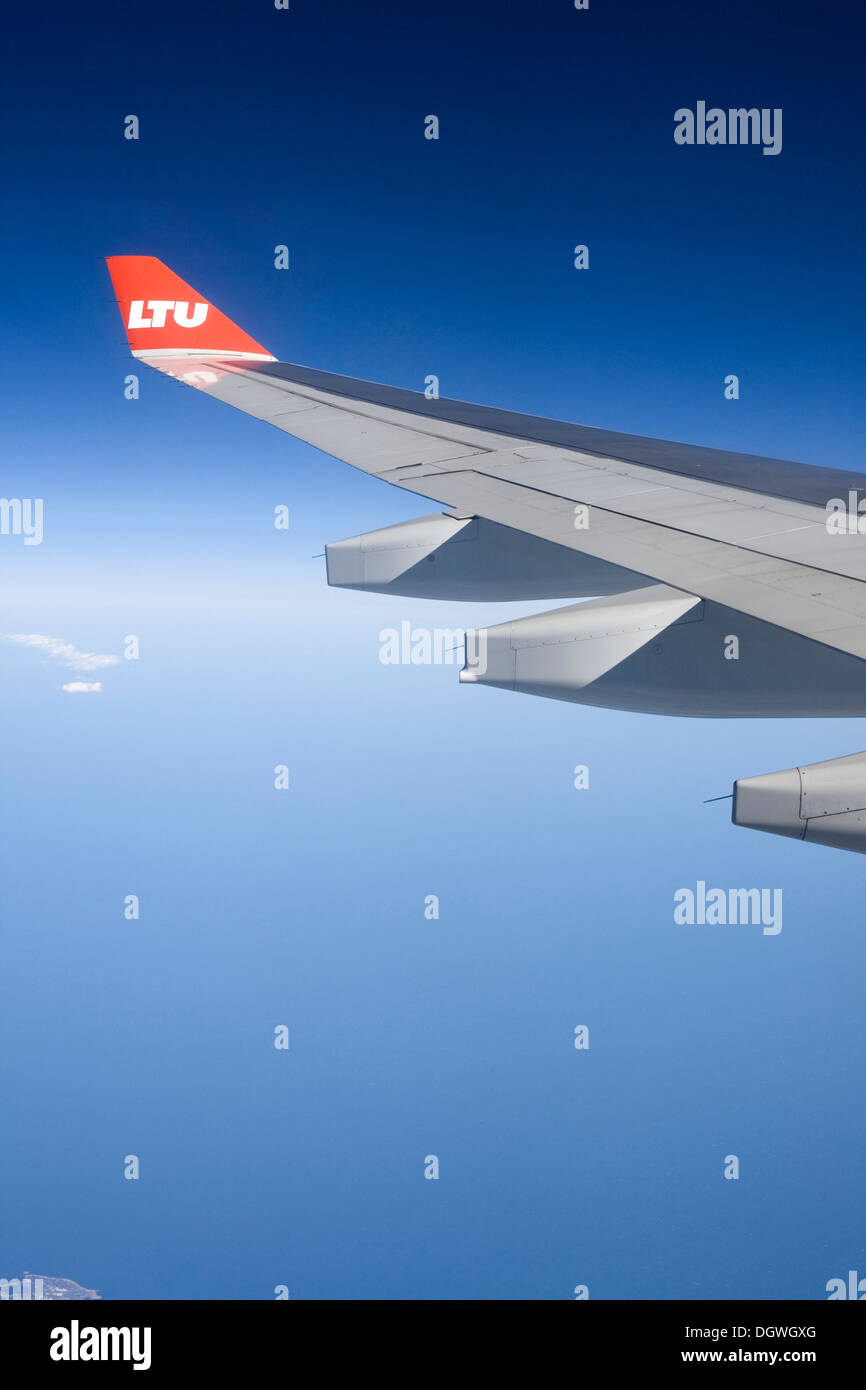 Flügel des Airbus-Flugzeuge im Flug mit Winglet und das Logo der Fluggesellschaft LTU, über den Atlantik Stockfoto