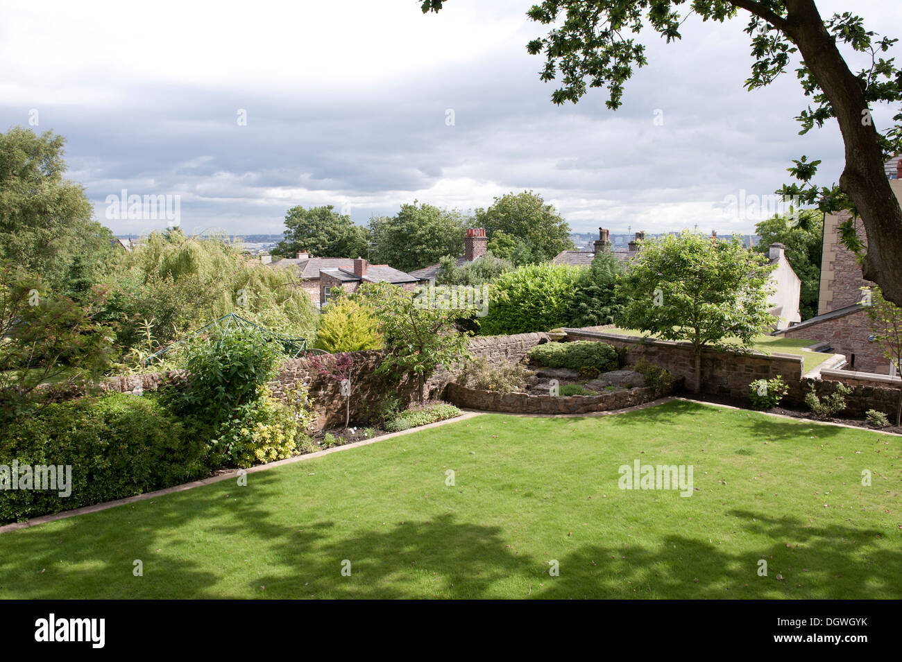 Erhöhten Gartenhaus Rasen mit Blick auf Hügel-Landschaft Stockfoto
