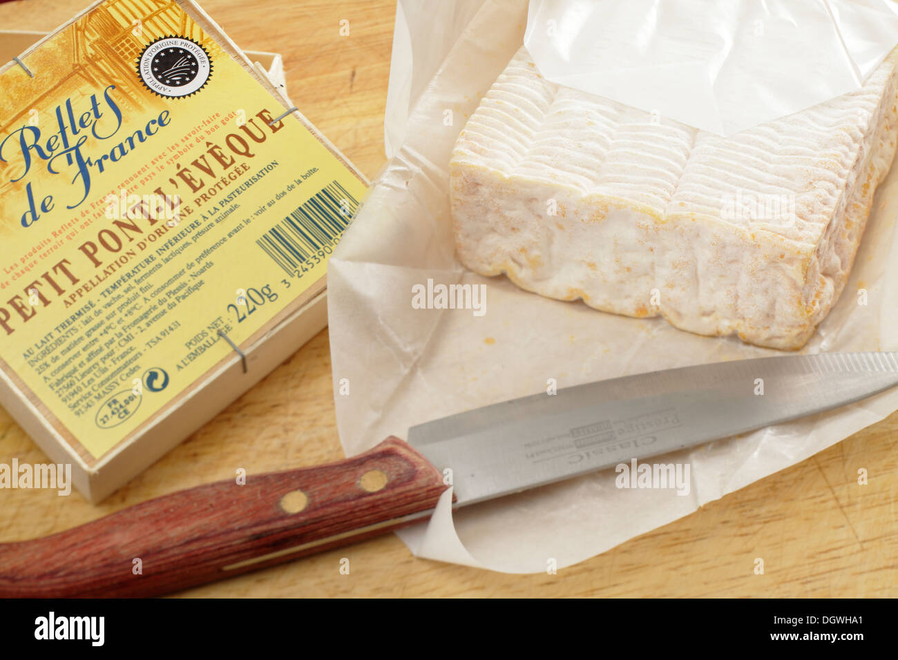 Petit Pont L'eveque französischer Käse aus Carrefour Marke Reflets de France auf einem Brett mit einem Messer. Stockfoto