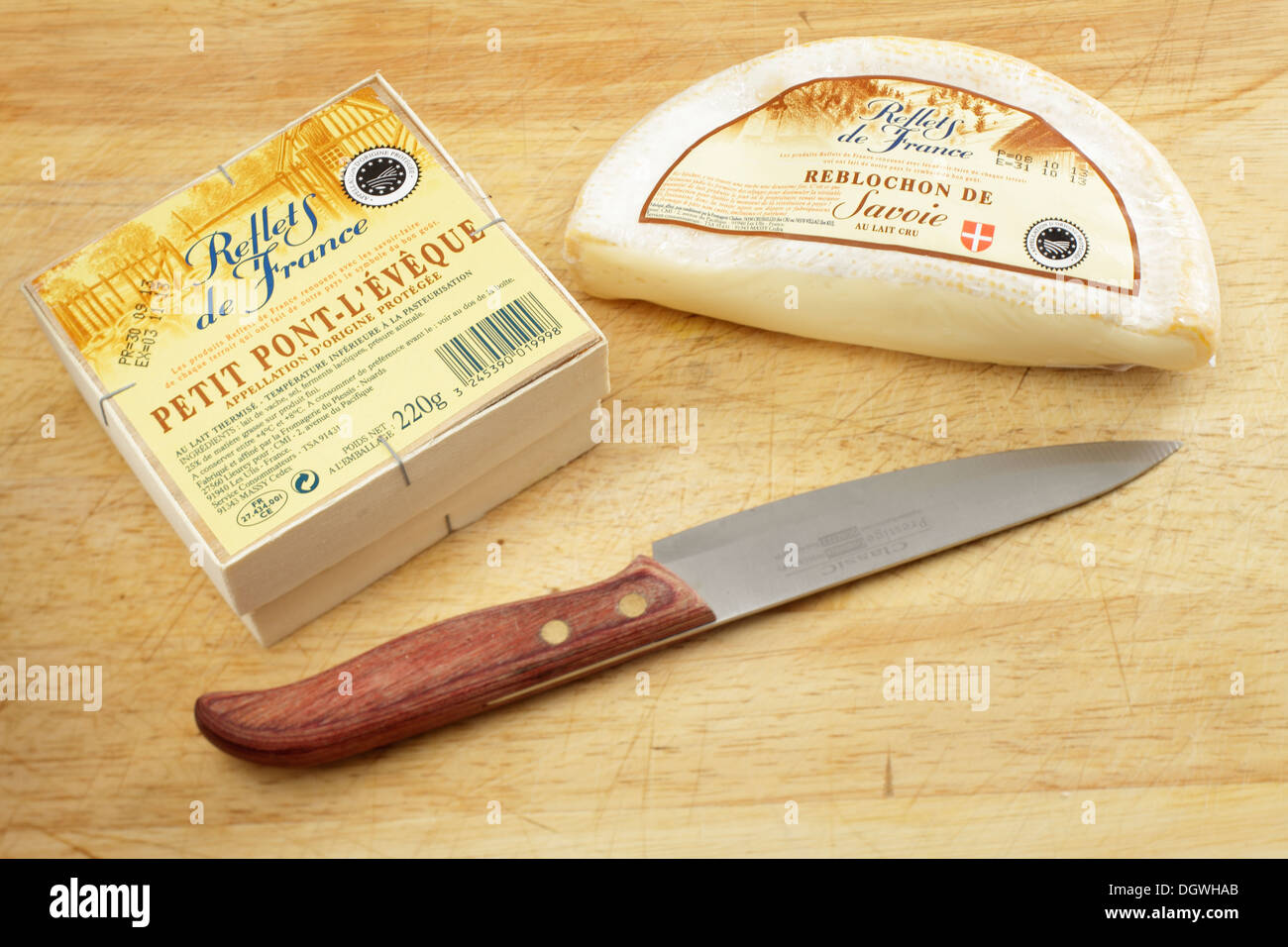 Französischer Käse Petit Pont-l'eveque und Reblochon de Savoie von Carrefour Reflets de France Palette traditioneller Lebensmittel Stockfoto