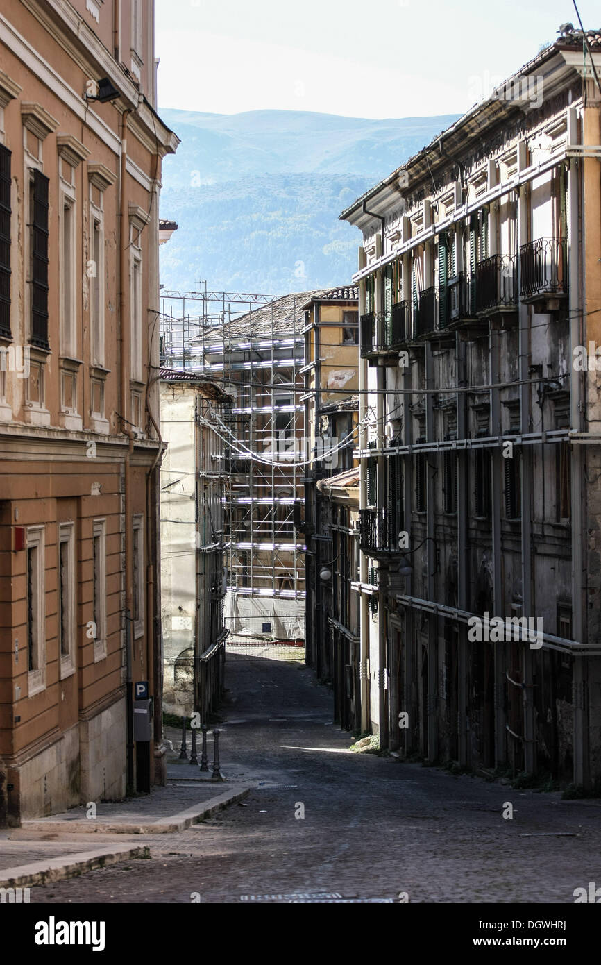 26. Oktober 2013 - l ' Aquila, Italien - die Altstadt von l ' Aquila, durch ein Erdbeben zerstört vier Jahren, am 25. Oktober 2013. Vier Jahre später, das historische Zentrum ist noch aufgegeben, der Wiederaufbauprozess ist langsam außerhalb der Geschäftsräume und Kirchen und Denkmäler der Stadt sind noch mit Baugerüst bedeckt. Foto: Manuel Romano/NurPhoto (Kredit-Bild: © Manuel Romano/NurPhoto/ZUMAPRESS.com) Stockfoto