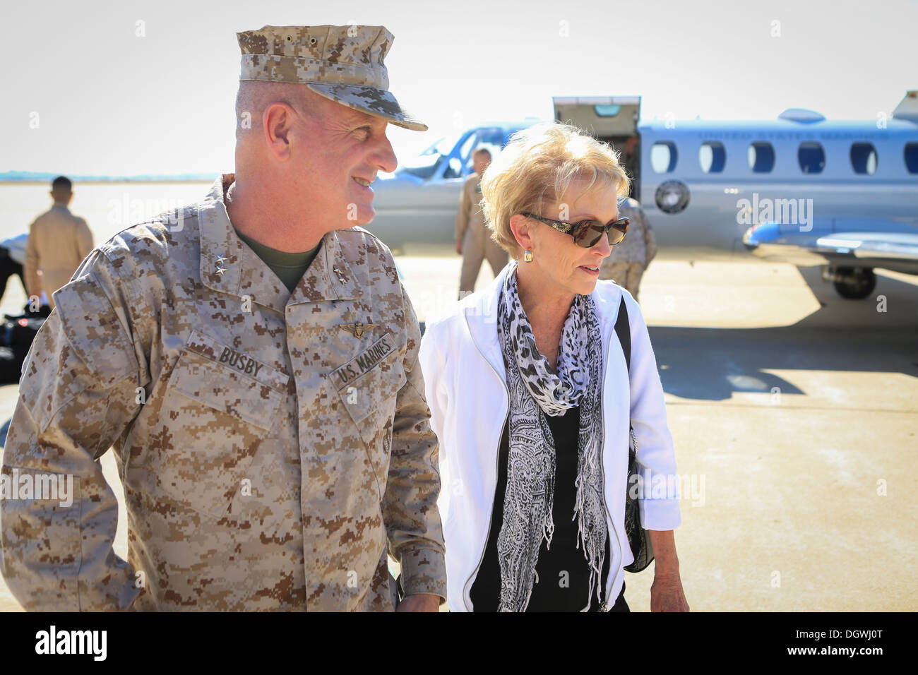 US Marine Corps Generalmajor Steven W. Busby, Kommandierender general der 3. Marine Aircraft Wing, grüßt Frau Bonnie Amos, zuerst Stockfoto