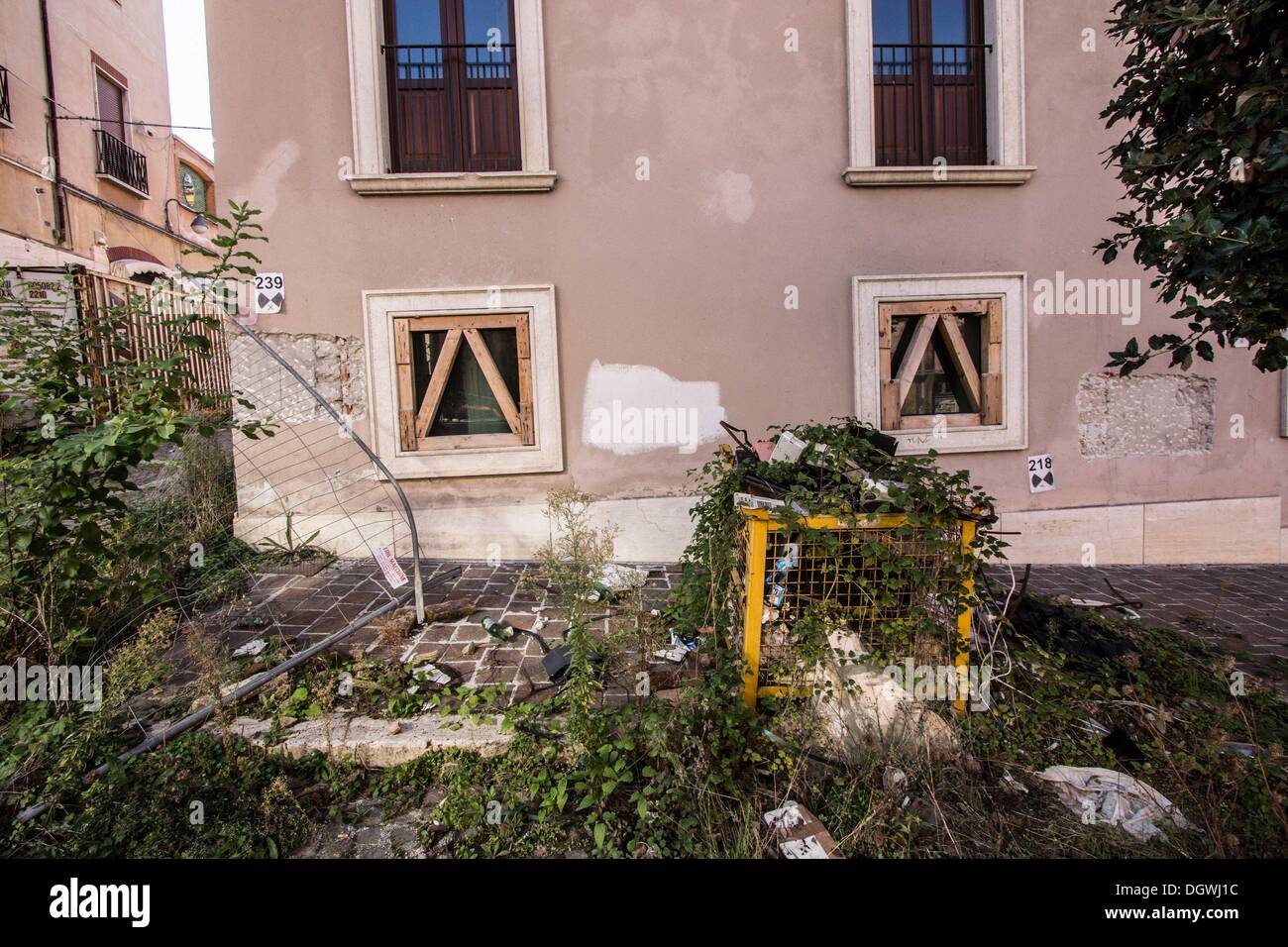 26. Oktober 2013 - l ' Aquila, Italien - historischen Teil von LÌ ¢?? Aquila, vier Jahren, am 25. Oktober 2013 durch ein Erdbeben zerstört. Vier Jahre später, das historische Zentrum ist noch aufgegeben, der Wiederaufbauprozess ist langsam außerhalb der Geschäftsräume und Kirchen und Denkmäler der Stadt sind noch mit Baugerüst bedeckt. Foto: Manuel Romano/NurPhoto (Kredit-Bild: © Manuel Romano/NurPhoto/ZUMAPRESS.com) Stockfoto