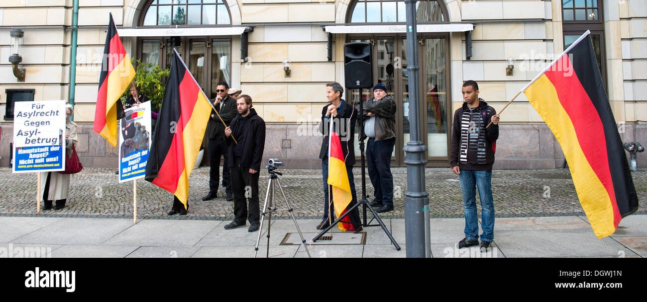 Berlin, Deutschland. 26. Oktober 2013. Aktivisten der rechtsextremen Bewegung "pro Deutschland" protestieren unter dem Motto "Stop Asyl Missbrauch" am Pariser Platz in Berlin, Deutschland, 26. Oktober 2013. Es ist als Reaktion auf einen Hungerstreik von Afrika Asylbewerber für eine schnellere Bearbeitung ihrer Asylanträge gehalten. Foto: MAURIZIO GAMBARINI/Dpa/Alamy Live News Stockfoto