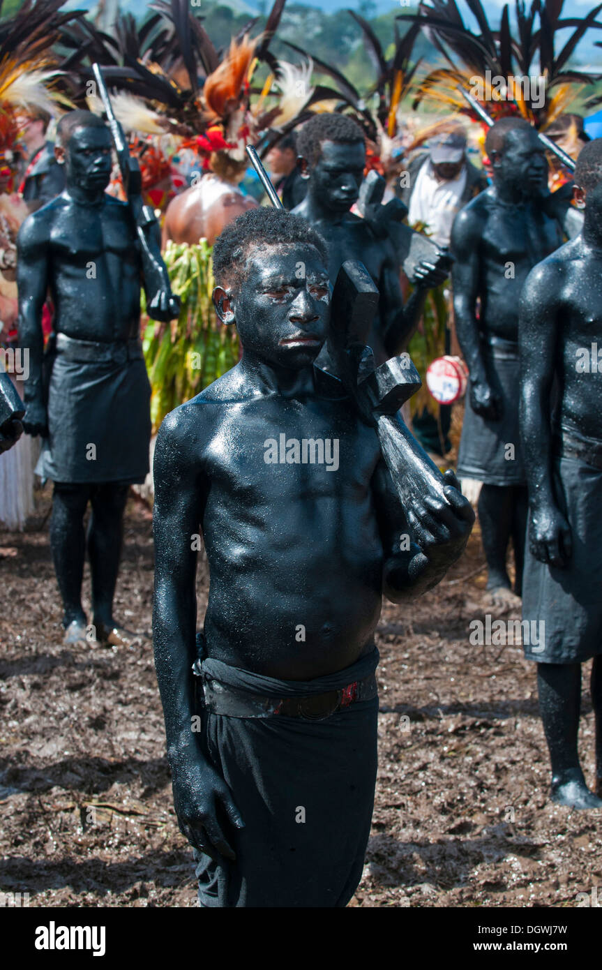 Mitglieder eines Stammes bedeckt in schwarzer Farbe auf den traditionellen Sing-Sing sammeln, Hochland, Mount Hagen Stockfoto