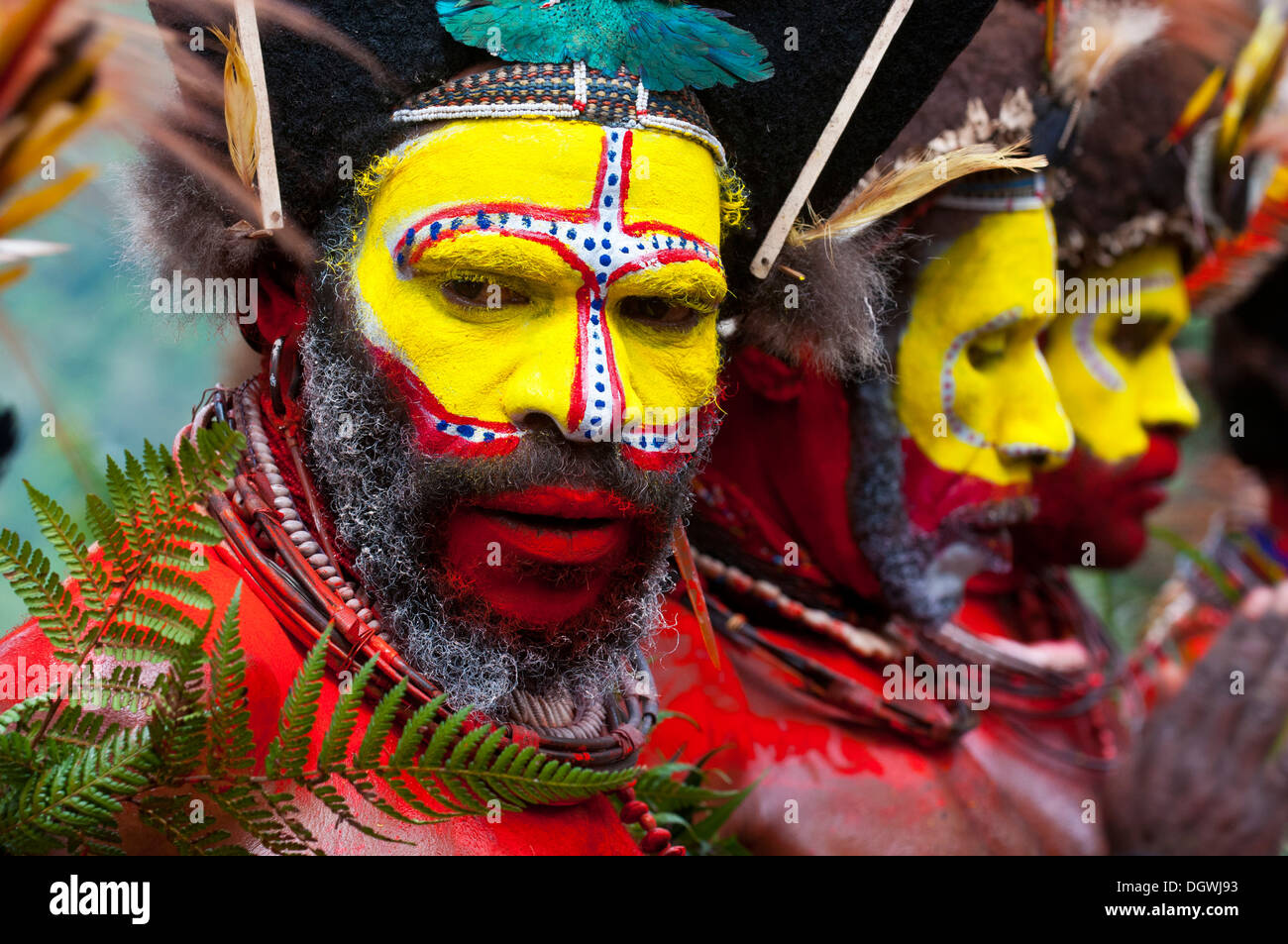 Männer in bunt verzierten Kostümen mit Gesicht und Körper Farbe feiern bei den traditionellen Sing Sing sammeln der Stockfoto