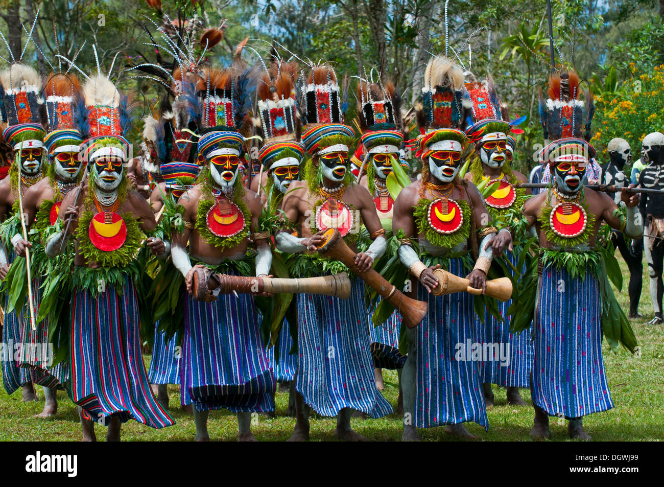 Männer in bunt verzierten Kostümen mit Gesichtsbemalung feiern bei den traditionellen Sing Sing sammeln in den highlands Stockfoto