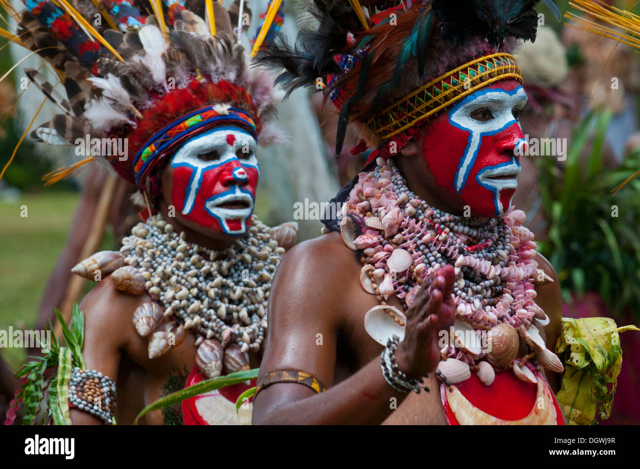 Frauen in bunt verzierten Kostümen mit Gesichtsbemalung feiern bei den traditionellen Sing Sing sammeln in den highlands Stockfoto