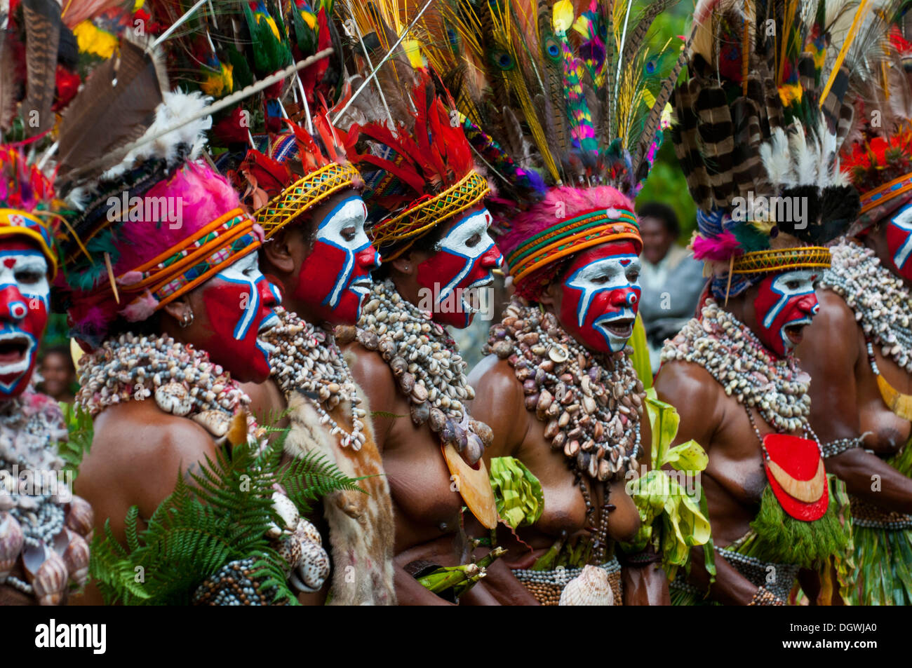 Frauen in bunt verzierten Kostümen mit Gesichtsbemalung feiern bei den traditionellen Sing Sing sammeln in den highlands Stockfoto