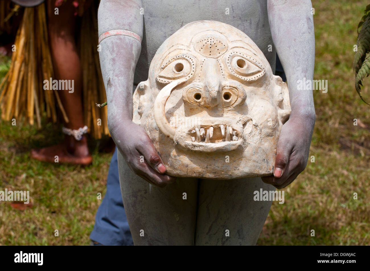 Maske der Mudman an der traditionellen Sing Sing sammeln in den Highlands, Paya, Papua New Guinea Stockfoto