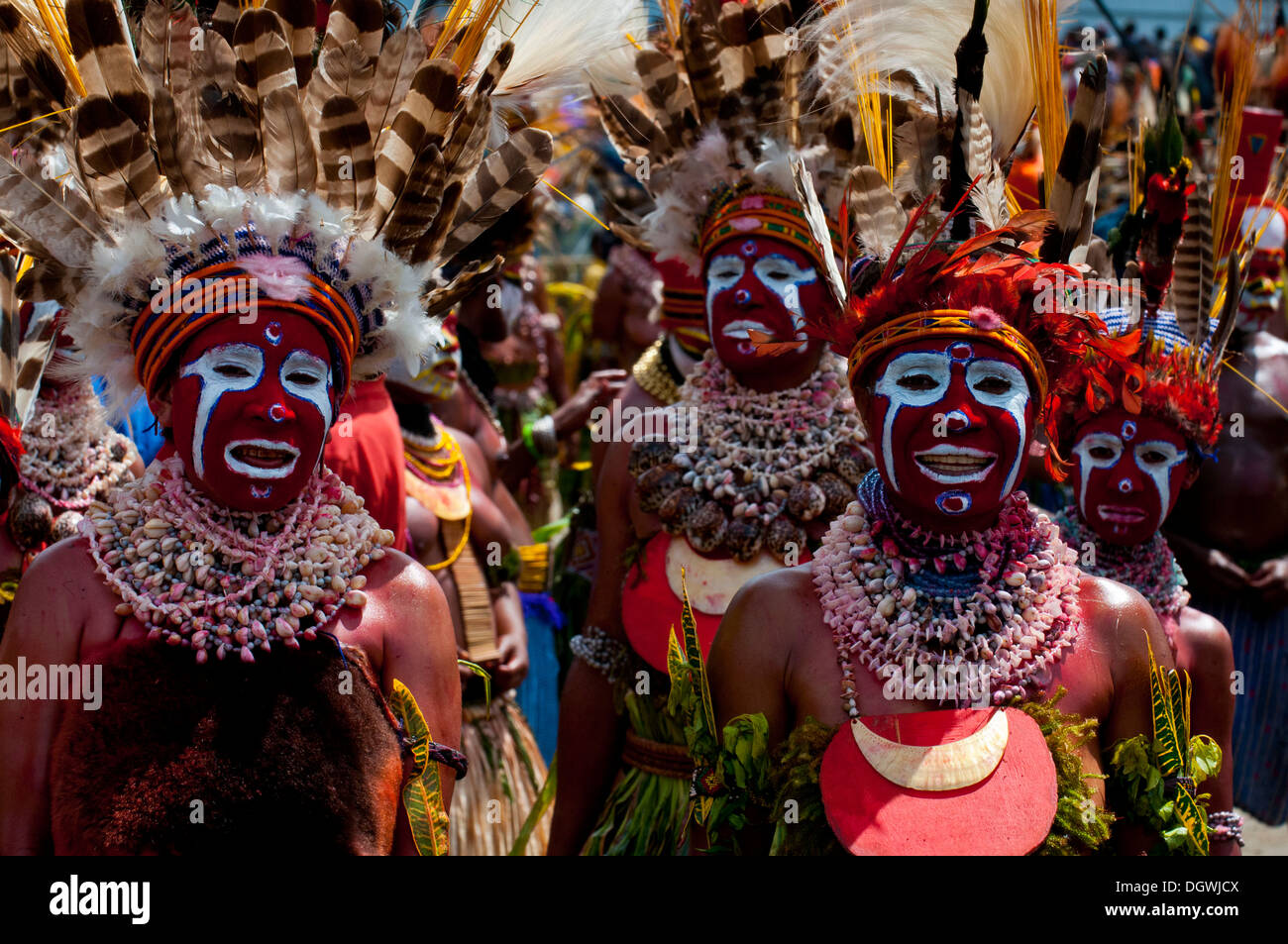 Bunt verzierte und bemalte Stammesangehörigen feiert die traditionelle Sing Sing im Hochland, Enga, Hochland Stockfoto