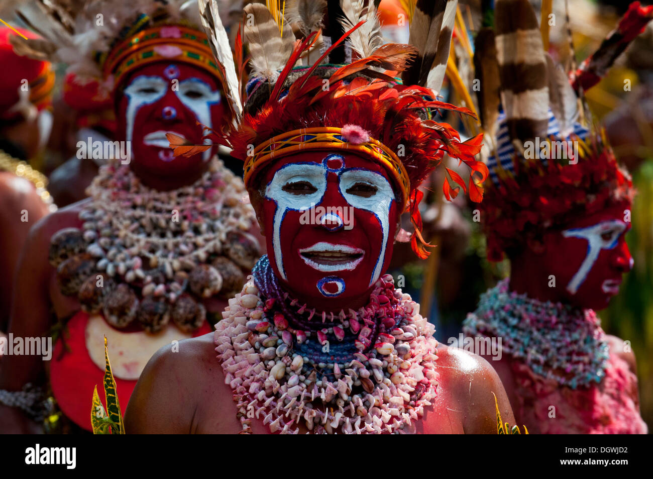 Bunt verzierte und bemalte Stammesangehörigen feiert die traditionelle Sing Sing im Hochland, Enga, Hochland Stockfoto