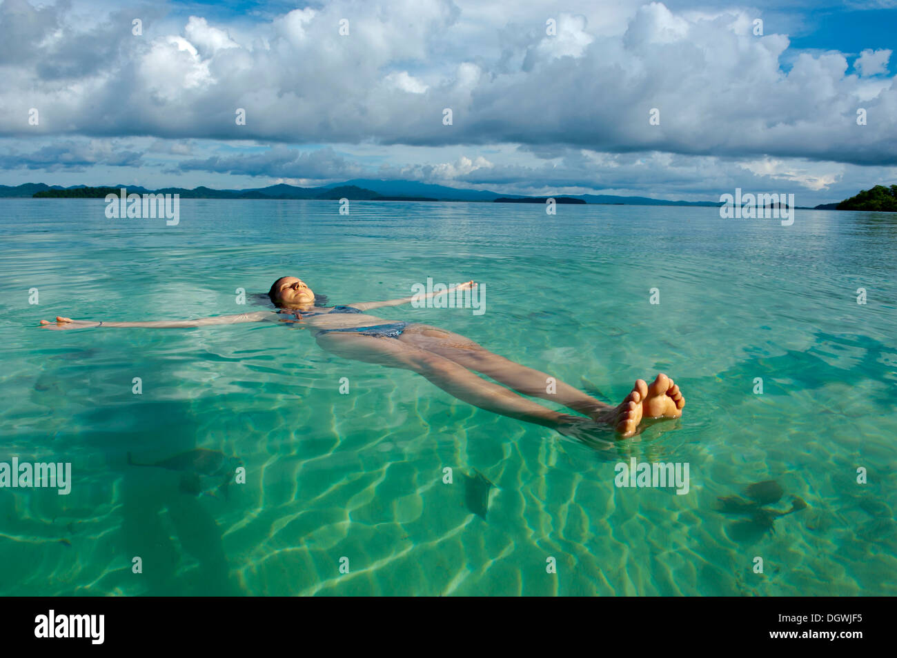 Touristischen Schwimmen im klaren Wasser des Marovo Lagune, Marovo Lagune, Western Province, Salomonen Stockfoto