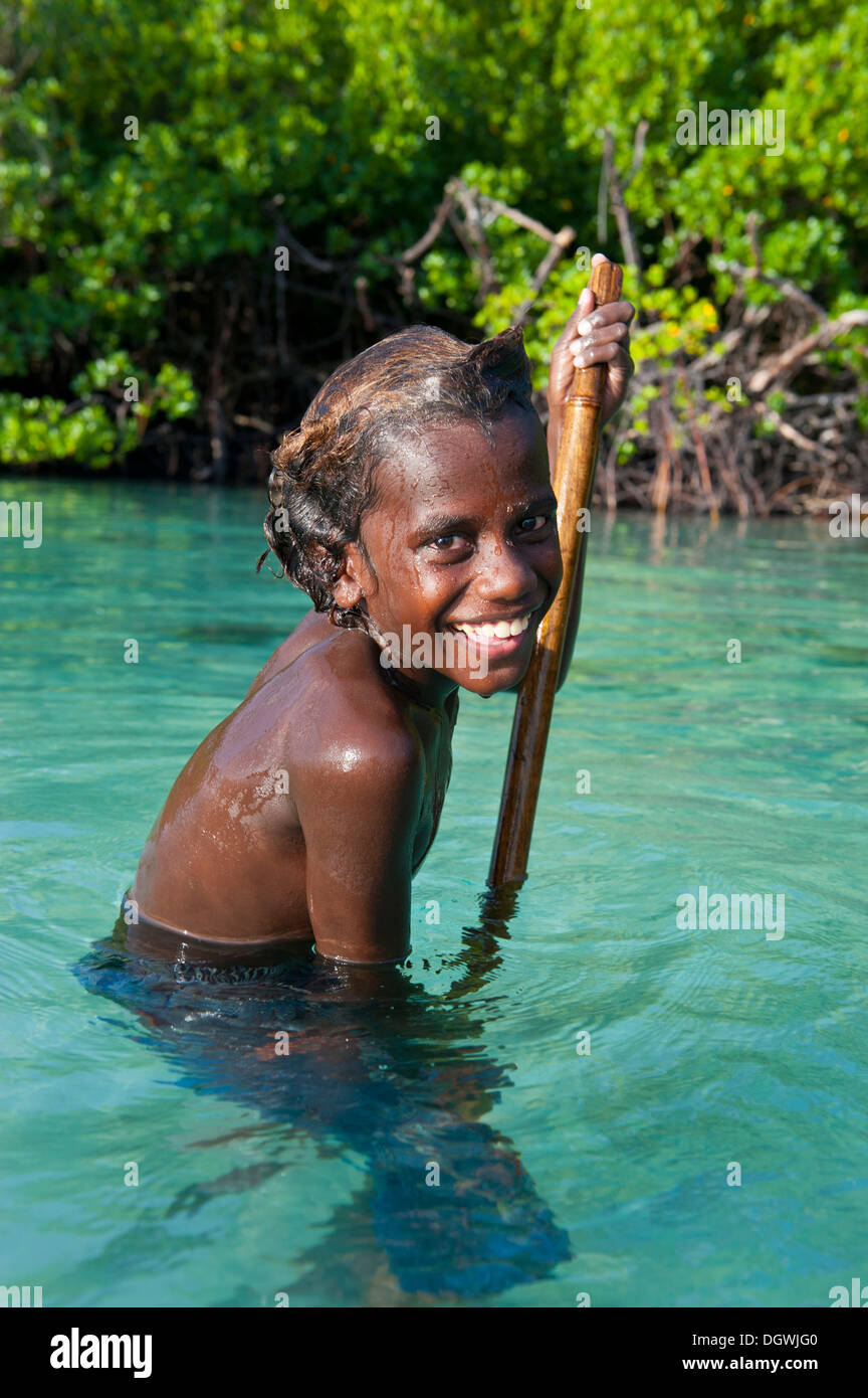 Lokalmatador im Wasser der Marovo Lagune, Marovo Lagune, Western Province, Salomonen Stockfoto