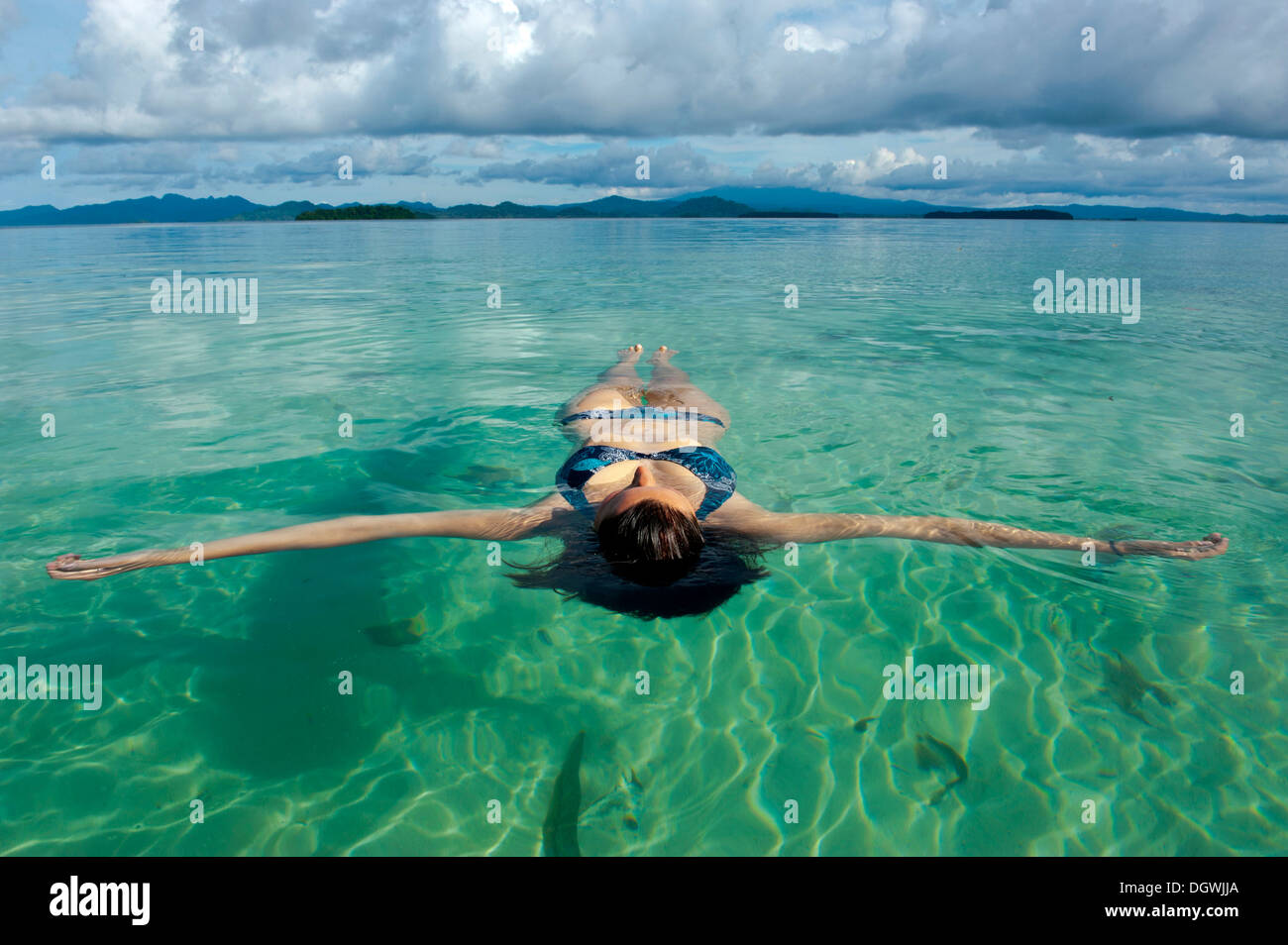 Touristischen Schwimmen im klaren Wasser des Marovo Lagune, Marovo Lagune, Western Province, Salomonen Stockfoto