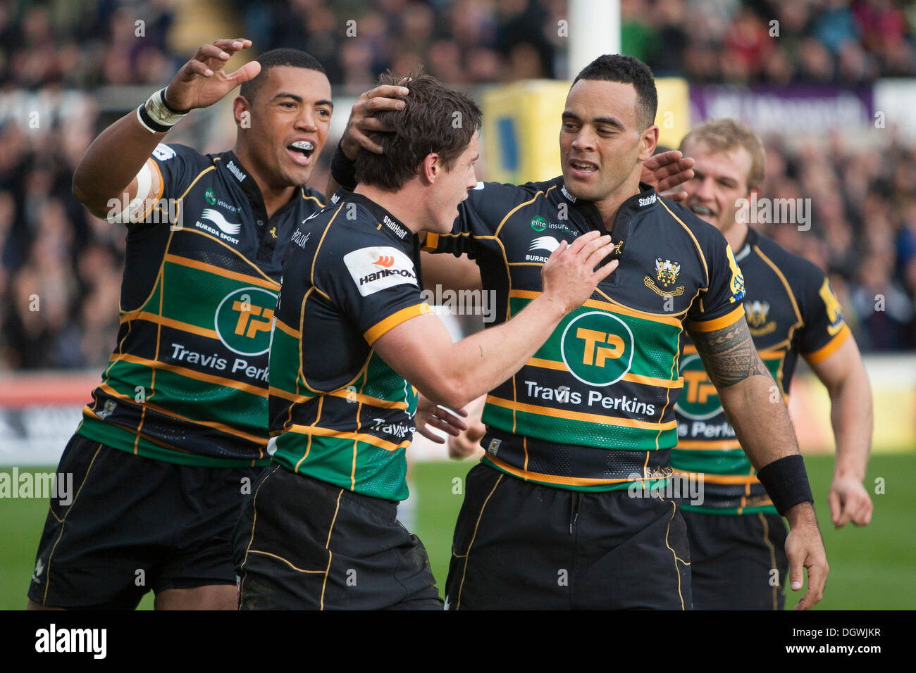 Northampton, UK. 26. Oktober 2013. Jamie Elliot ist durch seinen Teamkollegen Northampton gratulierte nach scoring ihre Öffnung versuchen. Aktion von der Aviva Premiership-match zwischen Northampton Saints und Sarazenen in Franklins Gardens gespielt. Bildnachweis: Graham Wilson/Alamy Live-Nachrichten Stockfoto