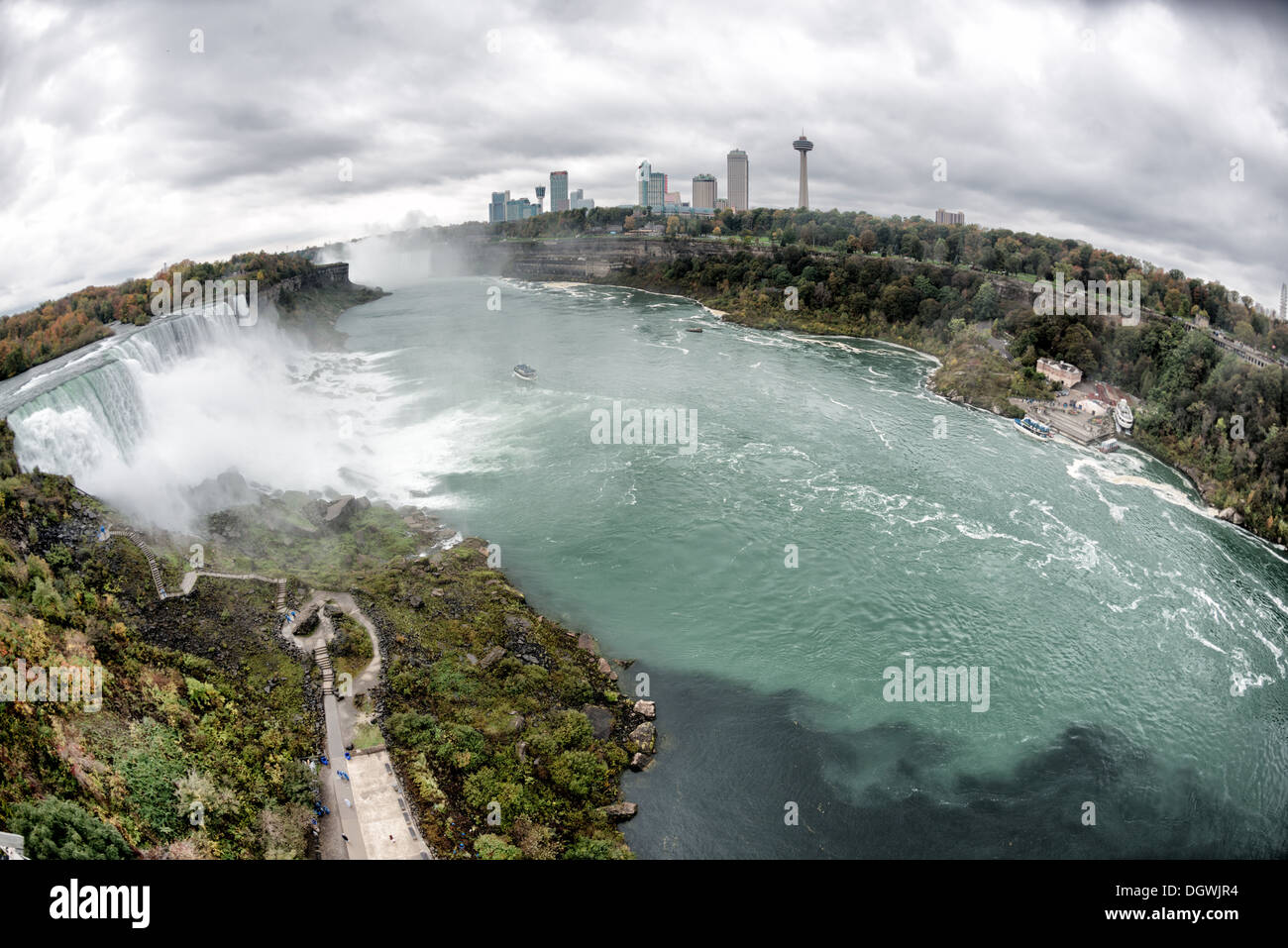 NIAGARA, NY - ein fischauge Schuß von Niagara Falls auf dem Niagara River an der Grenze zwischen den Vereinigten Staaten und Kanada. Stockfoto