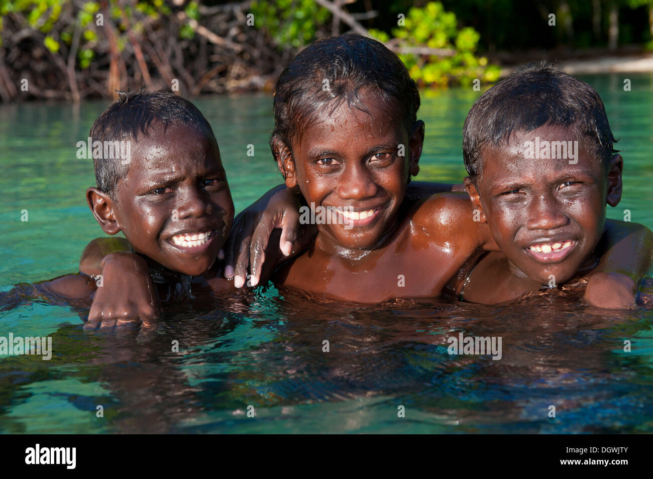 Lokalen Jungs im Wasser der Marovo Lagune, Marovo Lagune, Western Province, Salomonen Stockfoto