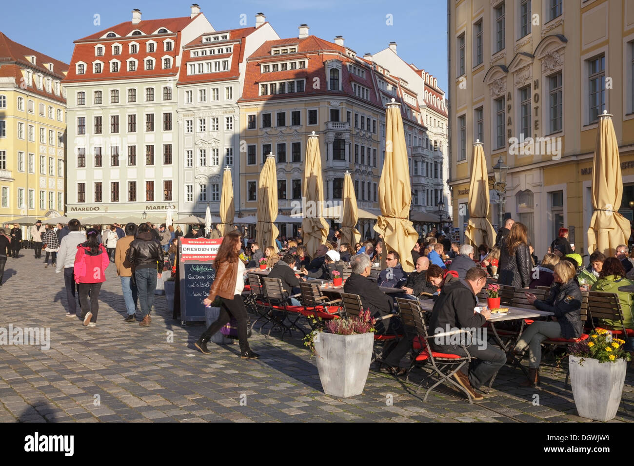 Eine der Frauenkirche Platz mit Restaurants und alten Gebäuden, Dresden, Sachsen, Deutschland Stockfoto