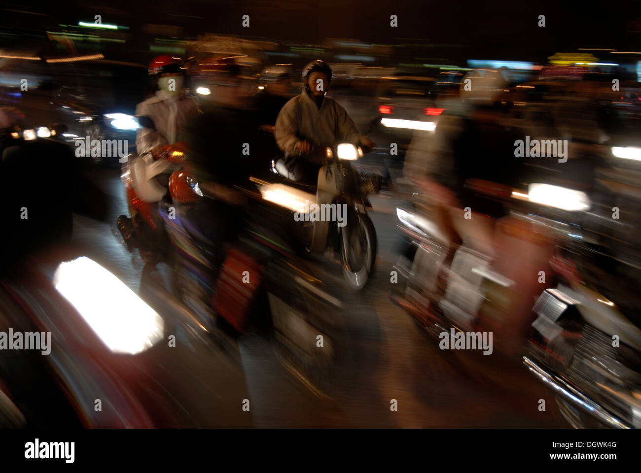 Mopedfahrer im dichten Verkehr in der Nacht, Bewegungsunschärfe, Hanoi, Vietnam, Asien Stockfoto