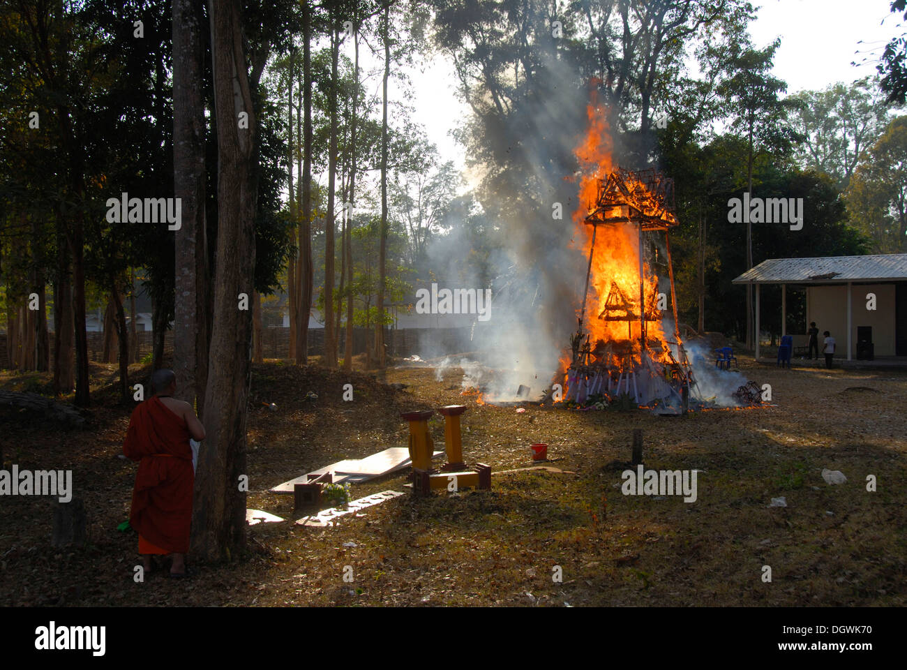 Theravada-Buddhismus, Feuerbestattung, Verbrennung einer Leiche, Mönch auf aus einer Distanz, Provinz Vientiane, Laos Stockfoto