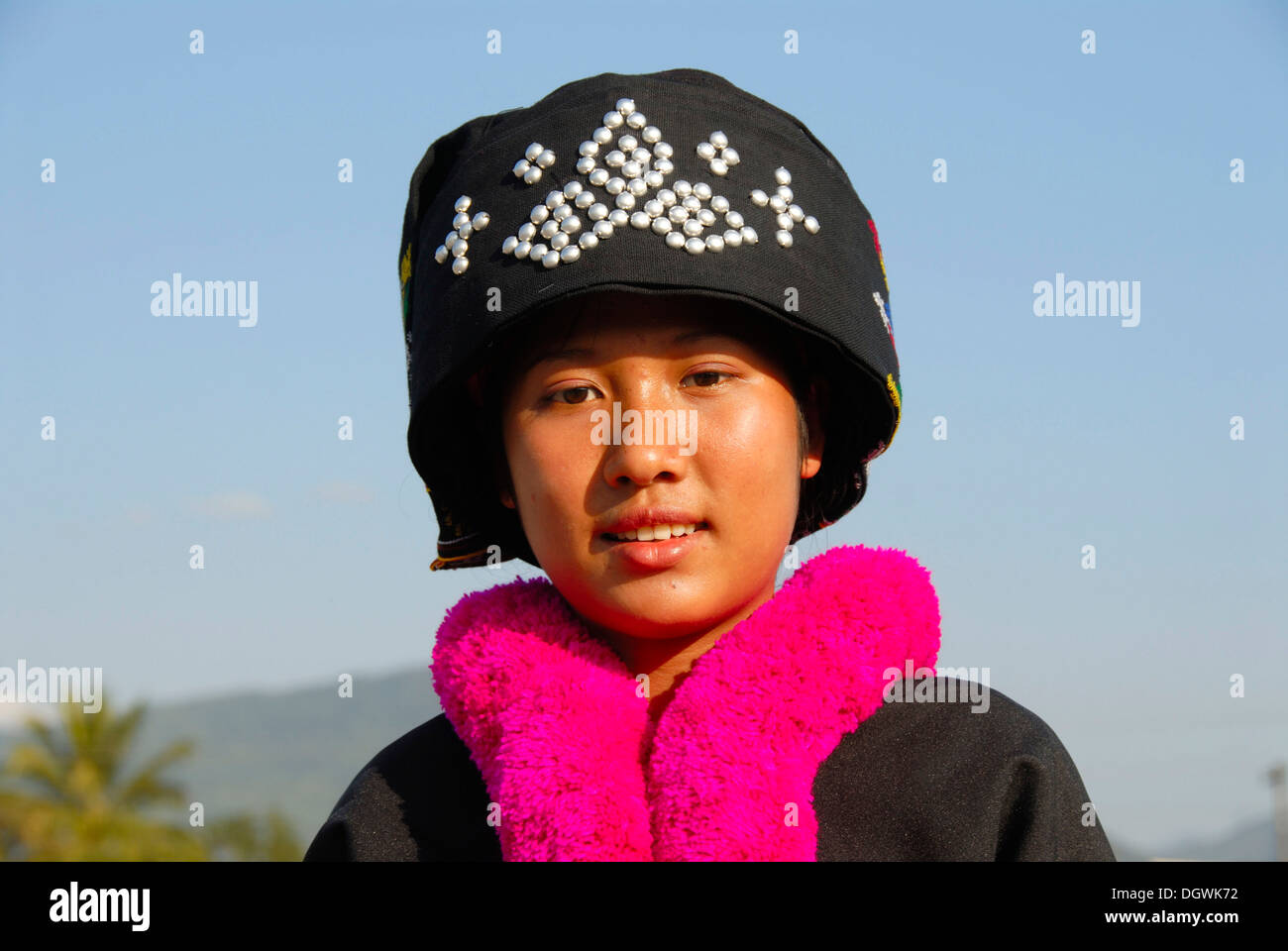Porträt einer jungen Frau die Yao ethnischen Gruppe, Mien, in Tracht, traditionellen Hut, rosa Schal, Vang Vieng Stockfoto