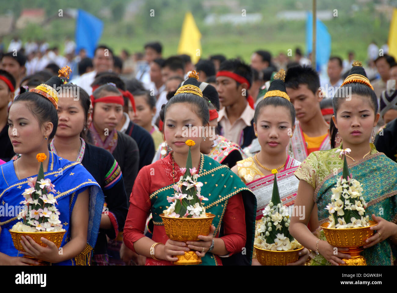 Festival, Frauen der Lao Loum Volksgruppe mit Opfergaben Schalen, traditionelle Kleidung, Muang Xai Udomxai Provinz in Laos Stockfoto