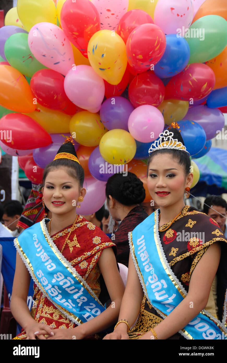 Festival, zwei schönen jungen Frauen der Lao Loum Volksgruppe, Schönheitswettbewerb, Schönheitsköniginnen, traditionelle Kleidung Stockfoto