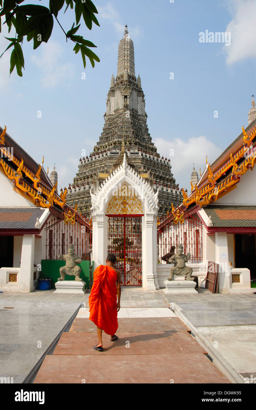 Theravada-Buddhismus, Mönch auf dem Weg zum Tempel, orange Gewand, Stupa, Phra Chedi, Prang, Wat Arun, Bangkok, Thailand Stockfoto