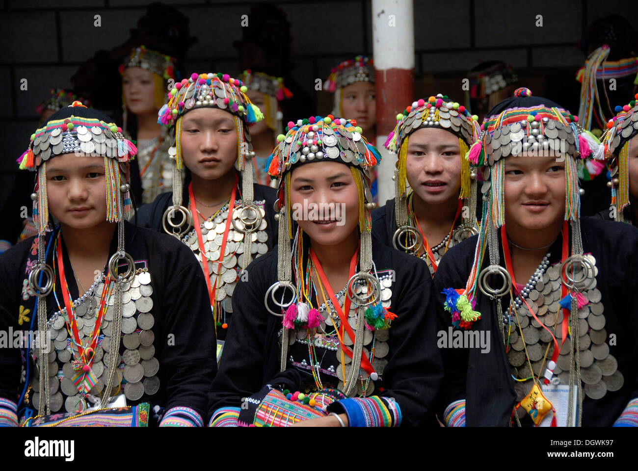 Gruppenbild, Mädchen der Akha Nuqui Volksgruppe, traditionelle Kleidung, Hüte mit Silbermünzen, Provinz Phongsali geschmückt Stockfoto