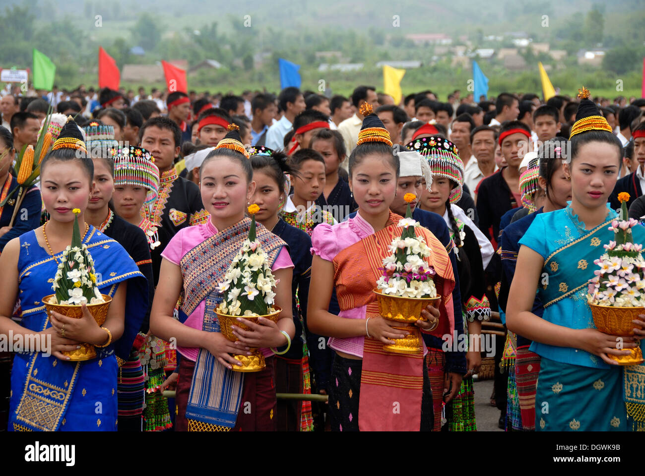 Festival Frauen Der Lao Loum Volksgruppe Mit Opfergaben Schalen Traditionelle Kleidung Muang Xai Udomxai Provinz In Laos Stockfotografie Alamy