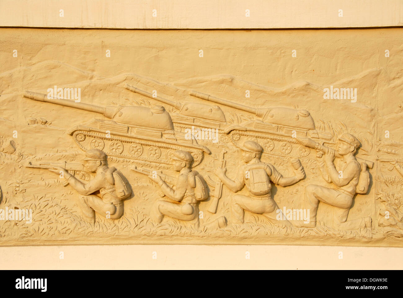 Geschichte, Denkmal, Denkmal, Relief, laotische Soldaten und Panzer während der Vietnam-Krieg, Vientiane, Laos, Südostasien, Asien Stockfoto