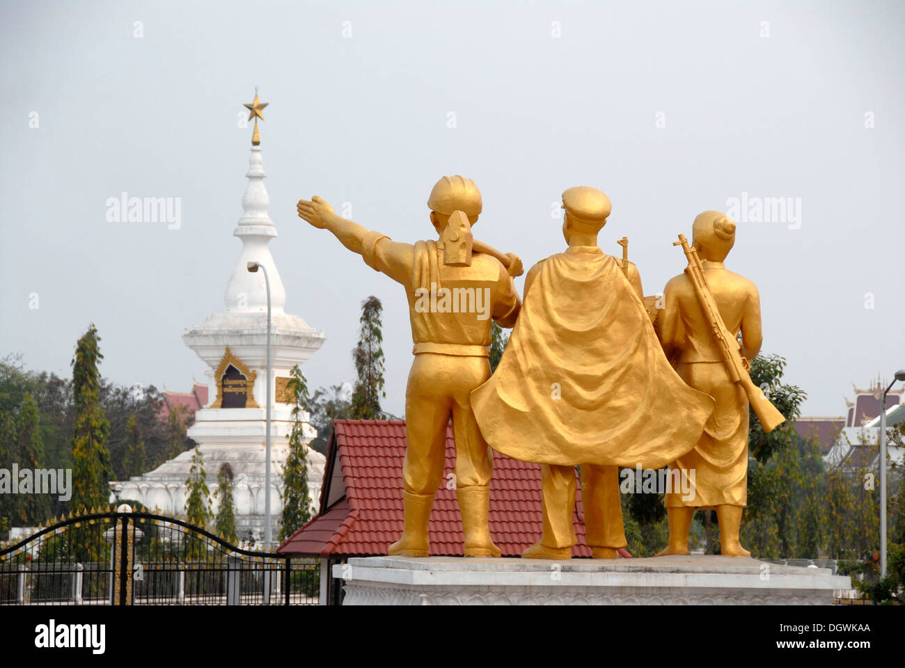 Vietnam-Krieg, goldene kommunistischen Krieger Statuen, laotische Armee-Museum, Denkmal Stupa mit Stern, Vientiane, Laos, Südostasien Stockfoto