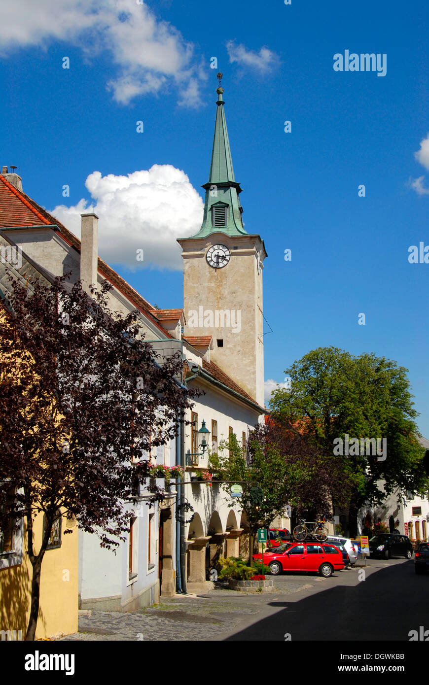 Straße mit Turm des Rathauses, Wein Dorf Gumpoldskirchen, Niederösterreich, Österreich, Europa Stockfoto