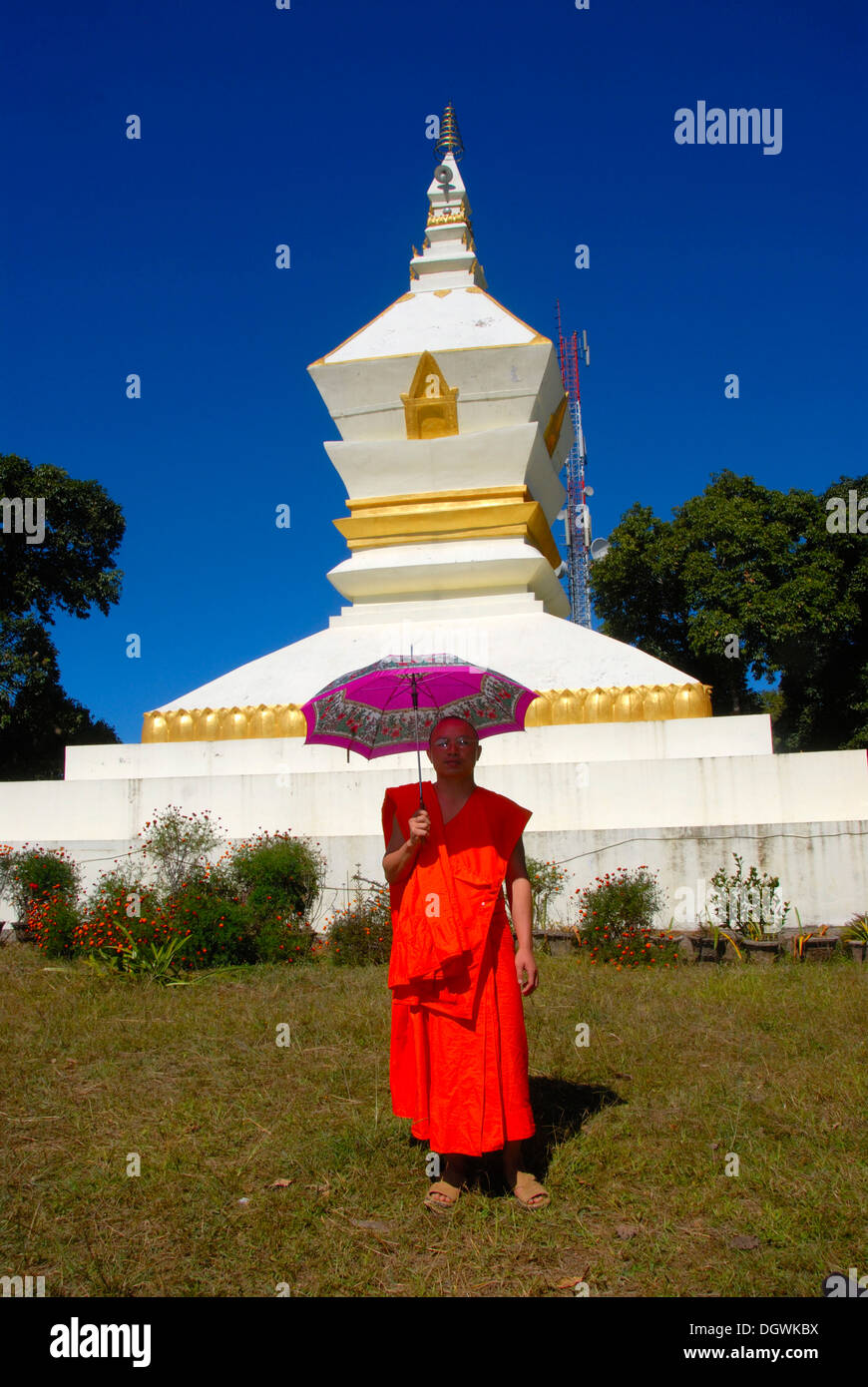 Mönch mit Sonnenschirm, orange Gewand, weißer Stupa, Phu Fa Berg, Phongsali, Laos, Südostasien, Asien Stockfoto