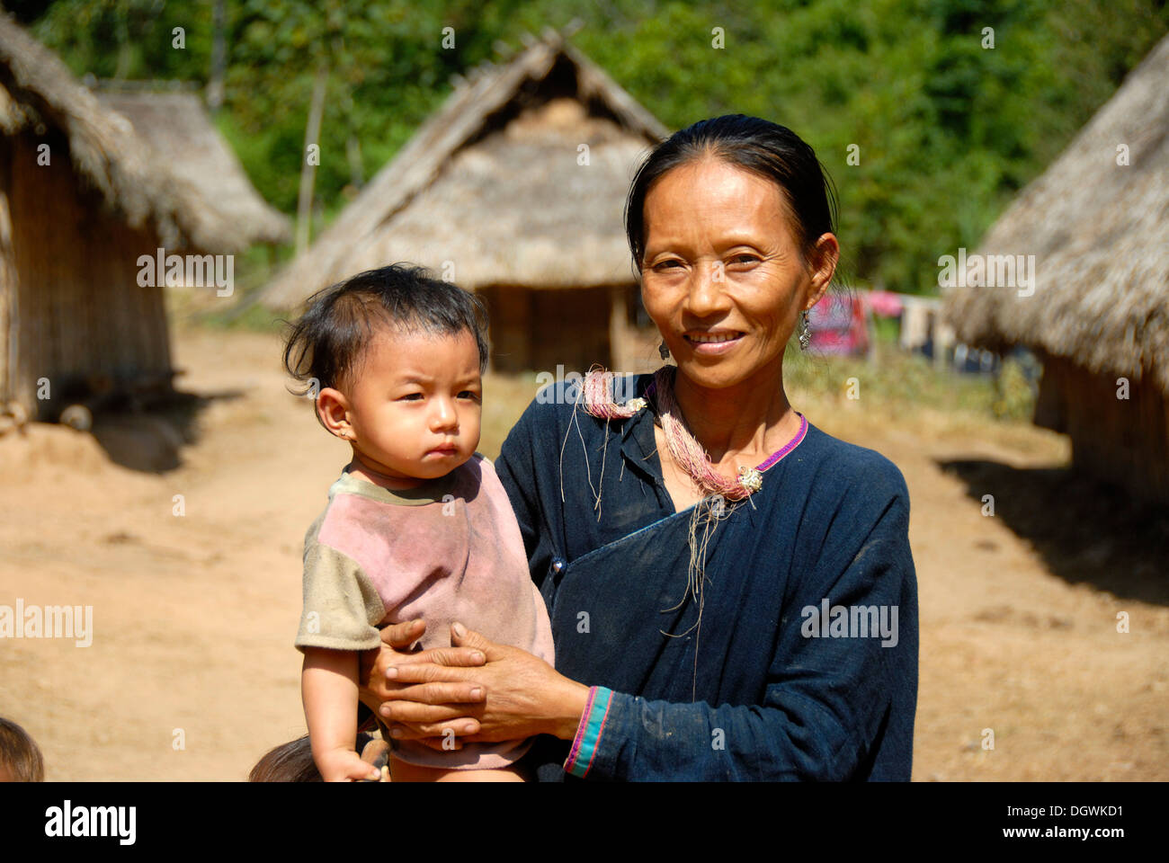 Armut, Porträt, Mutter und Kind, Frau Lanten ethnischen Gruppe, Dorf von Ban Nam Koy, Nam Ha Naturschutzgebiet Stockfoto