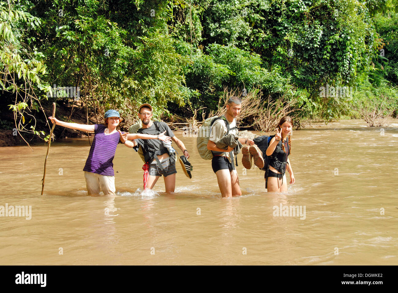 Gruppenfoto, Spaß, Wandern, Gruppe von jungen Touristen über den knietiefen Bach Nam lang, Phongsali Bezirk und Provinz, Laos Stockfoto