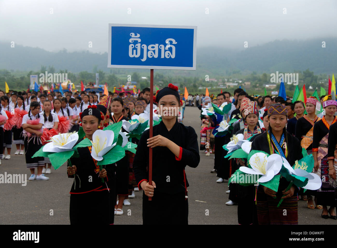Festival, Frauen der Volksgruppe der Phunoy mit anmelden Phongsali laotischen Skript, traditionelle Kleidung, Hüte, Muang Xai Stockfoto